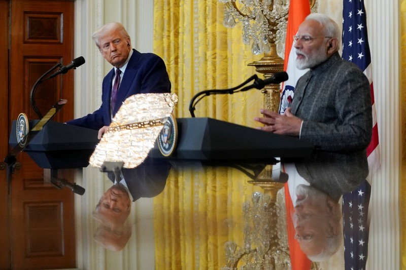 Presiden AS Donald Trump dan Perdana Menteri India Narendra Modi berjabat tangan saat menghadiri konferensi pers bersama di Gedung Putih di Washington, D.C., AS, 13 Februari 2025. (REUTERS/Kevin Lamarque)