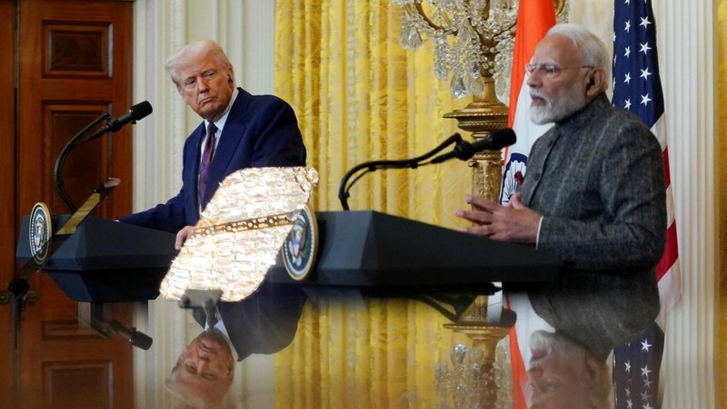 Presiden AS Donald Trump dan Perdana Menteri India Narendra Modi berjabat tangan saat menghadiri konferensi pers bersama di Gedung Putih di Washington, D.C., AS, 13 Februari 2025. (REUTERS/Kevin Lamarque)