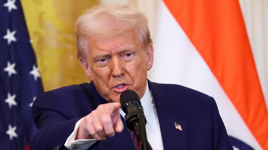 Presiden AS Donald Trump menunjuk tamu undangan selama konferensi pers bersama dengan Perdana Menteri India Narendra Modi di Gedung Putih di Washington, D.C., AS, 13 Februari 2025. (REUTERS/Kevin Lamarque)