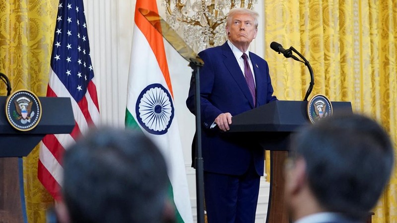 Presiden AS Donald Trump dan Perdana Menteri India Narendra Modi berjabat tangan saat menghadiri konferensi pers bersama di Gedung Putih di Washington, D.C., AS, 13 Februari 2025. (REUTERS/Kevin Lamarque)