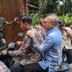 Termasuk Zulhas, Para Menteri Naik Motor ke Hambalang