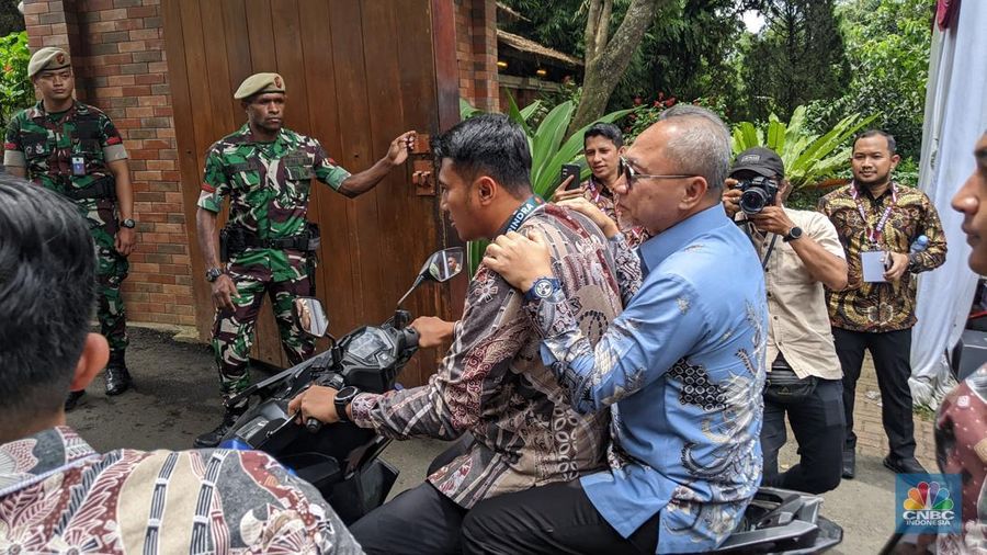 Sejumlah pejabat sudah mulai berdatangan menghadiri Silaturahmi partai Politik Koalisi Indonesia Maju, di Padepokan Garuda Yaksa, Sentul, Jawa Barat, Jumat (14/2/2025). (CNBC Indonesia/Emir Yanwardhana)