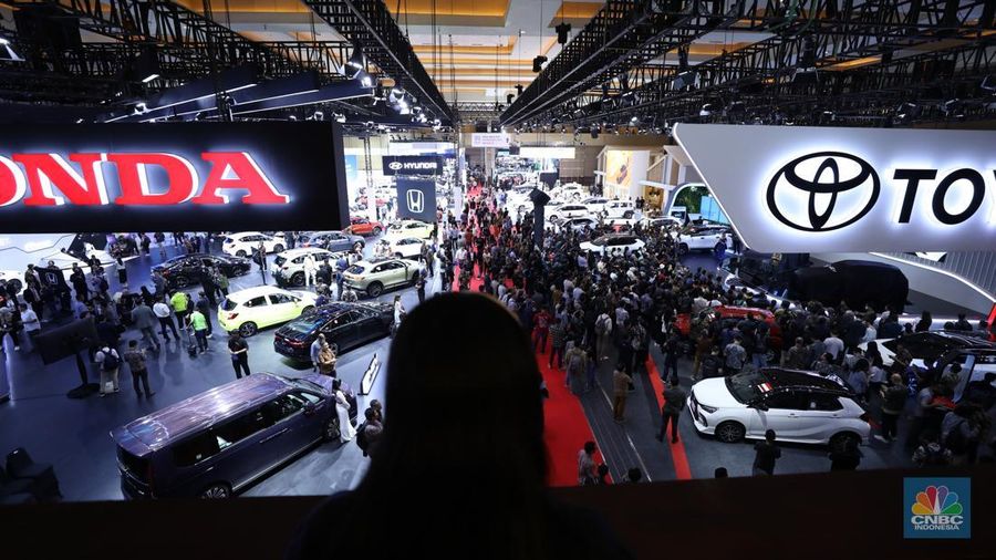 Suasana pameran Indonesia International Motor Show (IIMS) 2025, Jakarta, Kamis (13/2/2025). (CNBC Indonesia/Tri Susilo)