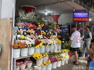 Hari Valentine, Pasar Bunga Kalisari Semarang Ramai Muda-mudi