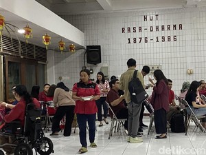 Cap Go Meh Bareng Valentine, Panitia Imlek di Semarang Bagikan Cokelat