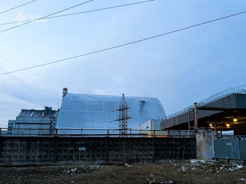 An engine of a Russian kamikaze drone is seen under the New Safe Confinement (NSC) structure, that covers the old sarcophagus which confines the remains of the damaged fourth reactor, after it was hit by what Ukrainian President Volodymyr Zelenskiy said is a Russian drone strike, amid Russia's attack on Ukraine, at the Chornobyl Nuclear Power Plant, in Kyiv region, Ukraine February 14, 2025. Press service of the State Emergency Service of Ukraine/Handout via REUTERS ATTENTION EDITORS - THIS IMAGE HAS BEEN SUPPLIED BY A THIRD PARTY. DO NOT OBSCURE LOGO.