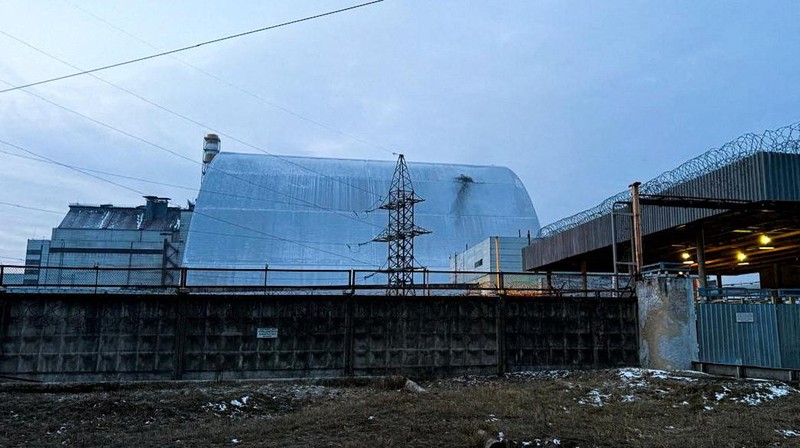 An engine of a Russian kamikaze drone is seen under the New Safe Confinement (NSC) structure, that covers the old sarcophagus which confines the remains of the damaged fourth reactor, after it was hit by what Ukrainian President Volodymyr Zelenskiy said is a Russian drone strike, amid Russia's attack on Ukraine, at the Chornobyl Nuclear Power Plant, in Kyiv region, Ukraine February 14, 2025. Press service of the State Emergency Service of Ukraine/Handout via REUTERS ATTENTION EDITORS - THIS IMAGE HAS BEEN SUPPLIED BY A THIRD PARTY. DO NOT OBSCURE LOGO.