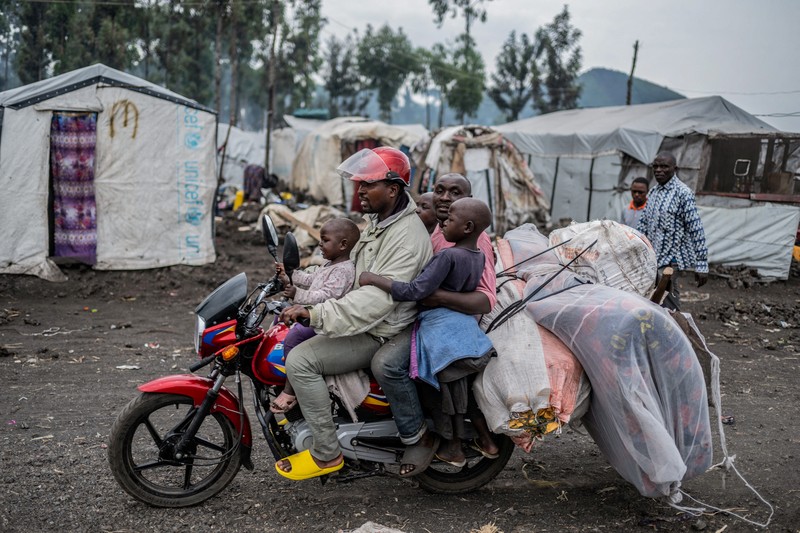 Masyarakat Kongo yang mengungsi akibat bentrokan baru-baru ini antara pemberontak M23 dan Angkatan Bersenjata Republik Demokratik Kongo (FARDC) bersiap meninggalkan kamp dan kembali ke rumah setelah diperintahkan oleh pemberontak M23 untuk mengosongkan kamp di pinggiran Goma, Republik Demokratik Kongo, 12 Februari 2025. (REUTERS/Stringer)