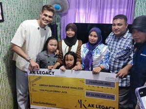 YouTuber Malaysia Aisar Khaled Beri Hadiah Umrah Warga Prabumulih