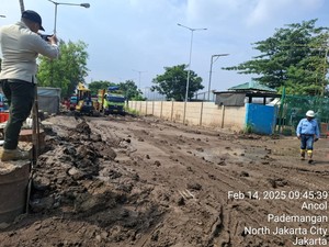 Jalanan Dekat JIS Berdebu, Truk-truk yang Lewat Diminta Mandi Dulu