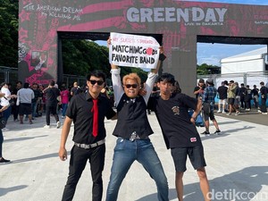 Totalitas! Fans Ini Sengaja Cat Rambut Biar Mirip Green Day
