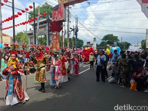 Meriahnya Kirab Cap Go Meh di Pecinan Magelang, Diramaikan Barongsai-Jathilan