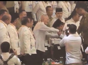 Momen Prabowo Cium Tangan Try Sutrisno Saat Tiba di HUT Ke-17 Gerindra