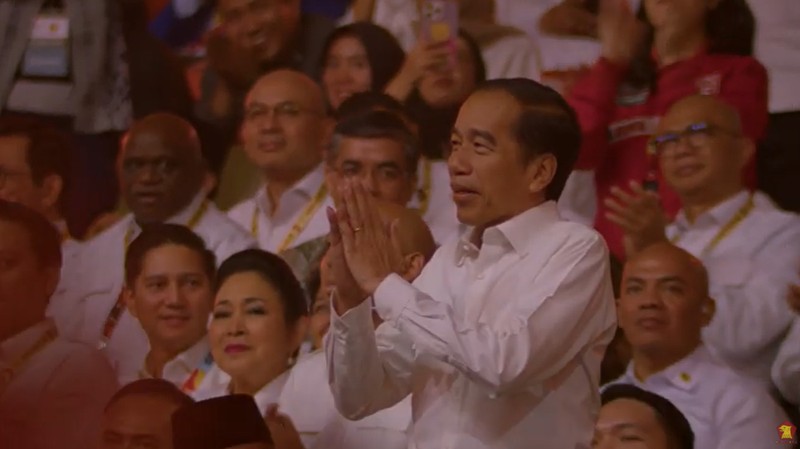 Presiden RI Prabowo Subianto didampingi Presiden RI ke 7 Joko Widodo  dan Wakil Presiden RI Gibran Rakabuming Raka di acara HUT ke-17 Partai Gerakan Indonesia Raya (GERINDRA). (Tangkapan Layar Youtube