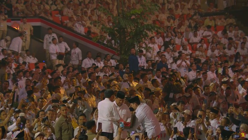 Presiden RI Prabowo Subianto didampingi Presiden RI ke 7 Joko Widodo  dan Wakil Presiden RI Gibran Rakabuming Raka di acara HUT ke-17 Partai Gerakan Indonesia Raya (GERINDRA). (Tangkapan Layar Youtube