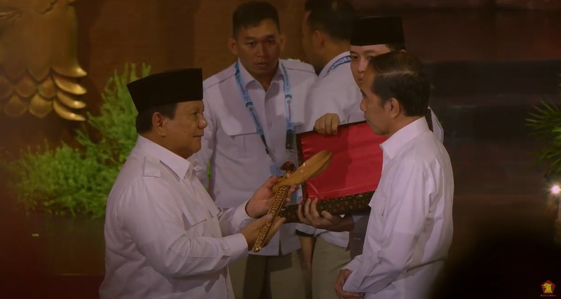 Presiden RI Prabowo Subianto didampingi Presiden RI ke 7 Joko Widodo  dan Wakil Presiden RI Gibran Rakabuming Raka di acara HUT ke-17 Partai Gerakan Indonesia Raya (GERINDRA). (Tangkapan Layar Youtube