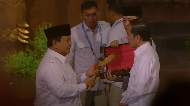 Presiden RI Prabowo Subianto didampingi Presiden RI ke 7 Joko Widodo  dan Wakil Presiden RI Gibran Rakabuming Raka di acara HUT ke-17 Partai Gerakan Indonesia Raya (GERINDRA). (Tangkapan Layar Youtube