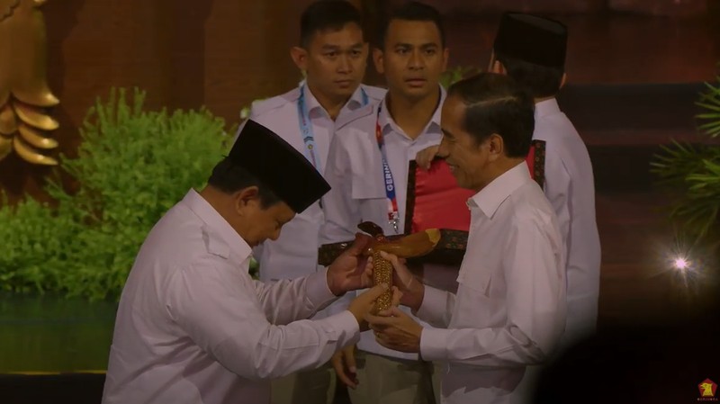 Presiden RI Prabowo Subianto didampingi Presiden RI ke 7 Joko Widodo  dan Wakil Presiden RI Gibran Rakabuming Raka di acara HUT ke-17 Partai Gerakan Indonesia Raya (GERINDRA). (Tangkapan Layar Youtube