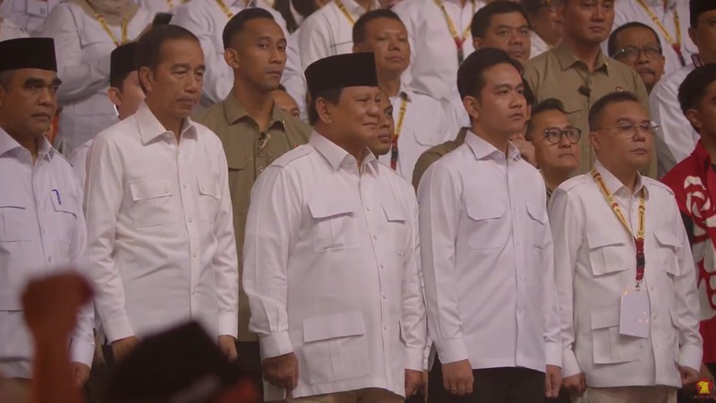 Presiden RI Prabowo Subianto didampingi Presiden RI ke 7 Joko Widodo  dan Wakil Presiden RI Gibran Rakabuming Raka di acara HUT ke-17 Partai Gerakan Indonesia Raya (GERINDRA). (Tangkapan Layar Youtube