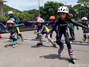 Adu Cepat Para Bocah di Lintasan Sepatu Roda Saparua Bandung