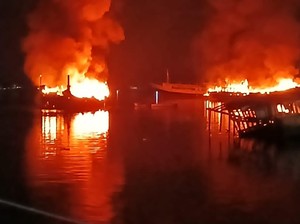 Tiga Kapal Wisata Terbakar di Teluk Kayangan Lombok Timur