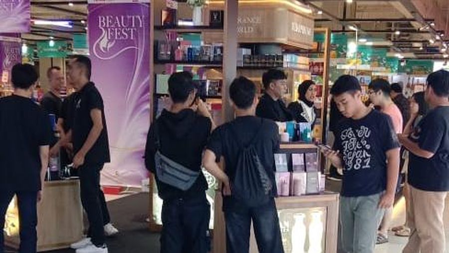 Aktivitas pengunjung di Transmart Kota Kasablanka, Minggu,16/2. (Dok Transmart)