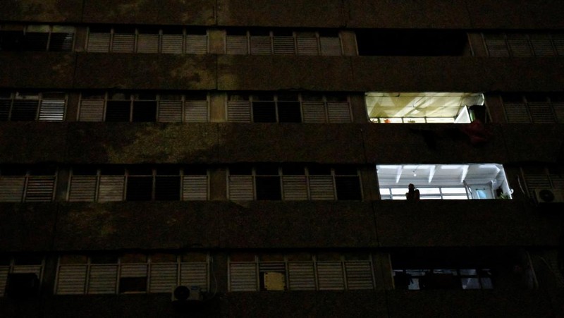 People sit outside their home during a blackout following the failure of a major power plant, Havana, Cuba February 13, 2025. REUTERS/Norlys Perez