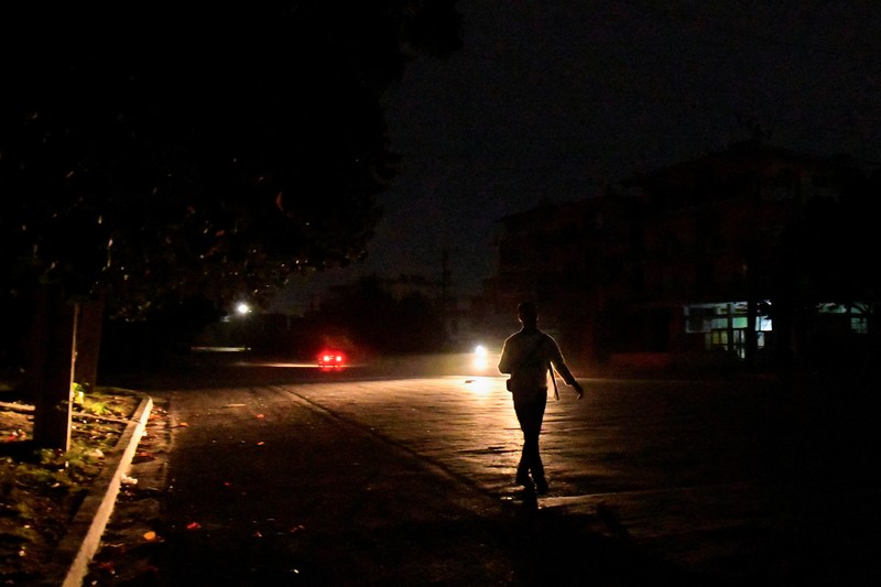 CUBA-BLACKOUTS/ People sit outside their home during a blackout following the failure of a major power plant, Havana, Cuba February 13, 2025. REUTERS/Norlys Perez