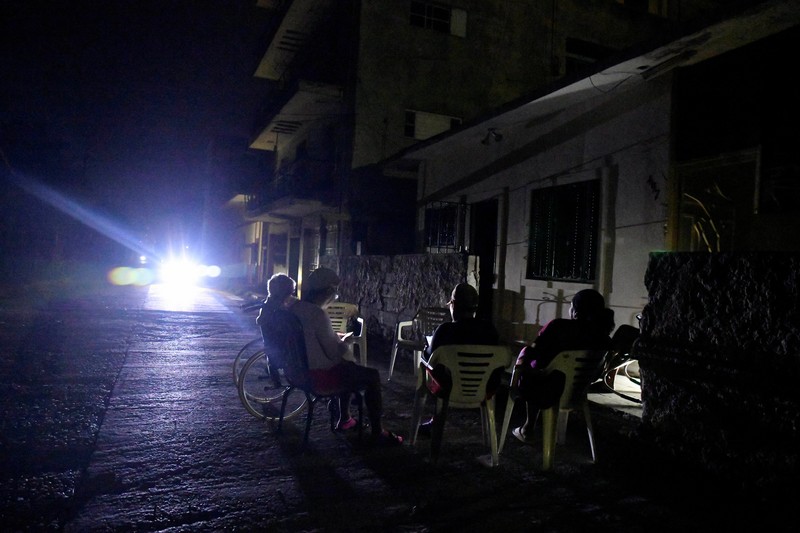 CUBA-BLACKOUTS/ People sit outside their home during a blackout following the failure of a major power plant, Havana, Cuba February 13, 2025. REUTERS/Norlys Perez