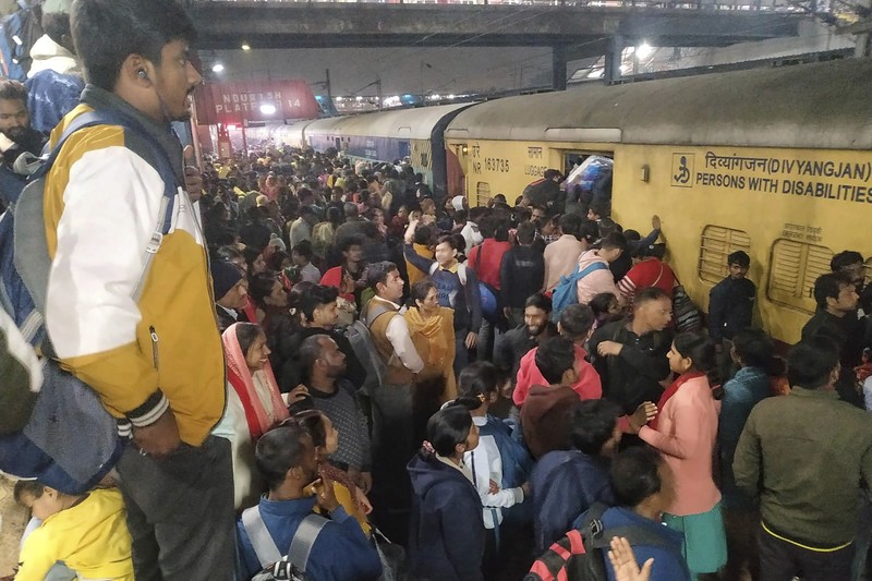 Penumpang berdesakan satu sama lain untuk menaiki kereta di stasiun kereta api New Delhi, di New Delhi, India, Kamis, 15 Februari 2025. (Foto AP)