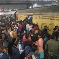 Horor! 18 Orang Tewas Berdesakan dan Saling Tumpuk Masuk ke Kereta Api