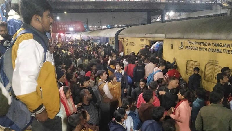 Penumpang berdesakan satu sama lain untuk menaiki kereta di stasiun kereta api New Delhi, di New Delhi, India, Kamis, 15 Februari 2025. (Foto AP)