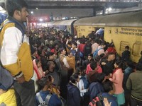 Horor! 18 Orang Tewas Berdesakan dan Saling Tumpuk Masuk ke Kereta Api