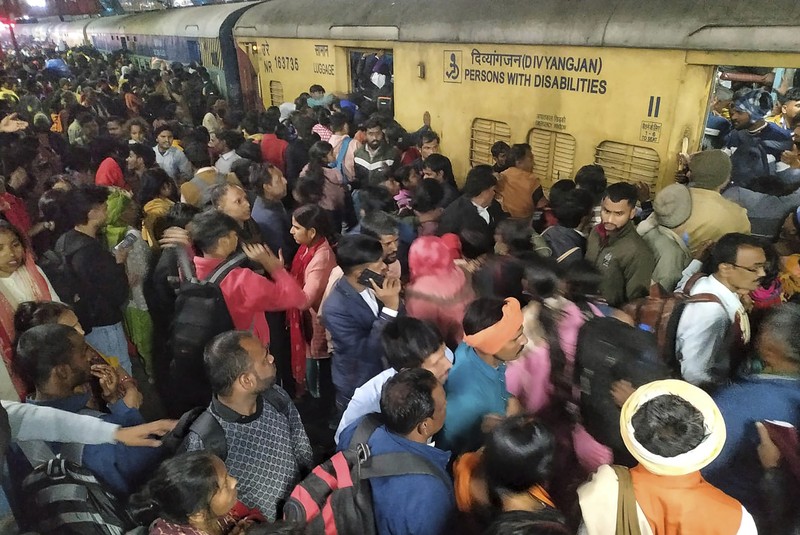 Penumpang berdesakan satu sama lain untuk menaiki kereta di stasiun kereta api New Delhi, di New Delhi, India, Kamis, 15 Februari 2025. (Foto AP)