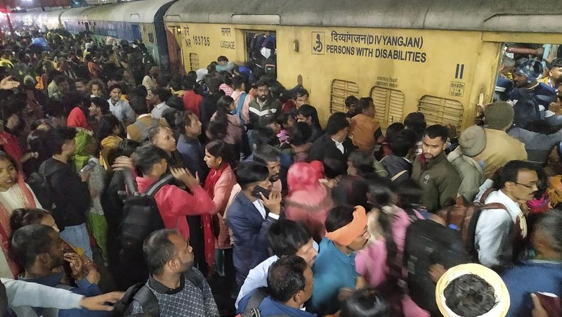 Penumpang berdesakan satu sama lain untuk menaiki kereta di stasiun kereta api New Delhi, di New Delhi, India, Kamis, 15 Februari 2025. (Foto AP)