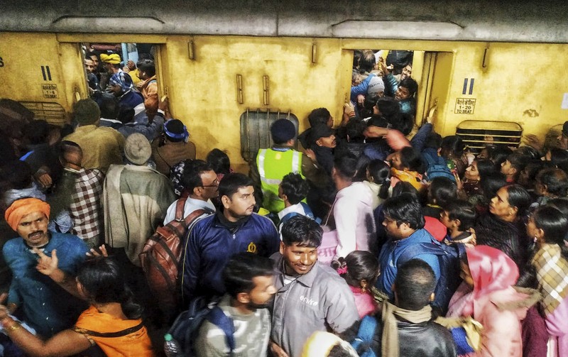 Penumpang berdesakan satu sama lain untuk menaiki kereta di stasiun kereta api New Delhi, di New Delhi, India, Kamis, 15 Februari 2025. (Foto AP)