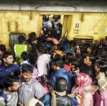 Penampakan Horor Warga Berebut Naik Kereta Api, 18 Orang Tewas