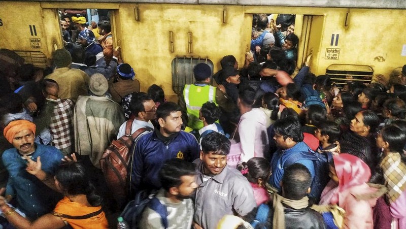 Penumpang berdesakan satu sama lain untuk menaiki kereta di stasiun kereta api New Delhi, di New Delhi, India, Kamis, 15 Februari 2025. (Foto AP)