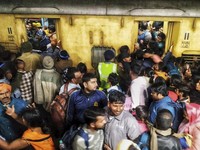 Penampakan Horor Warga Berebut Naik Kereta Api, 18 Orang Tewas