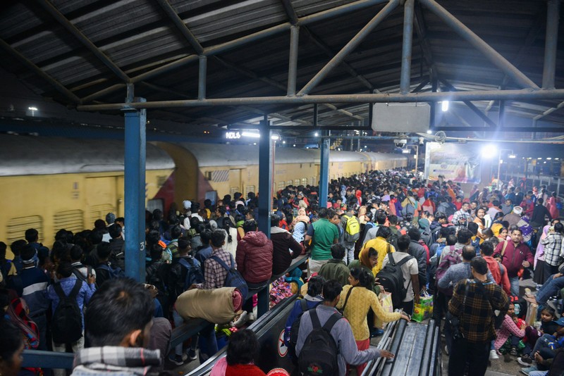 Penumpang berdesakan satu sama lain untuk menaiki kereta di stasiun kereta api New Delhi, di New Delhi, India, Kamis, 15 Februari 2025. (Foto AP)