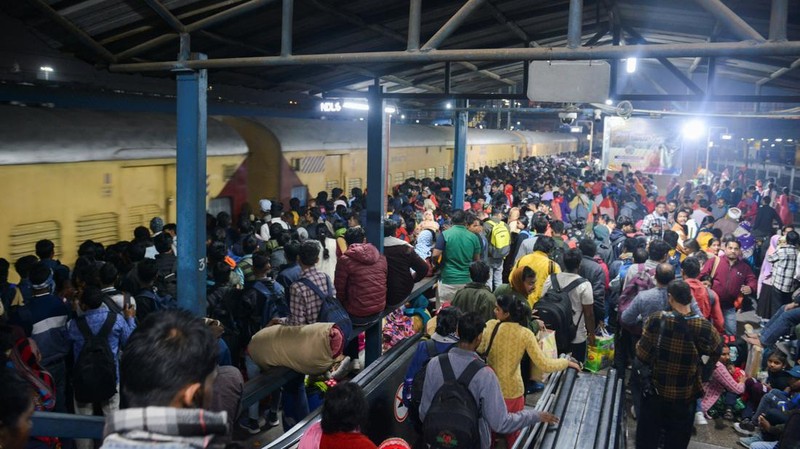Penumpang berdesakan satu sama lain untuk menaiki kereta di stasiun kereta api New Delhi, di New Delhi, India, Kamis, 15 Februari 2025. (Foto AP)