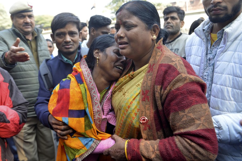 Penumpang berdesakan satu sama lain untuk menaiki kereta di stasiun kereta api New Delhi, di New Delhi, India, Kamis, 15 Februari 2025. (Foto AP)