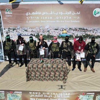 Momen Tentara Hamas Pulangkan Tiga Sandera Israel