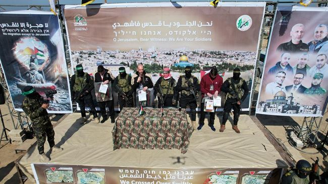 Momen Tentara Hamas Pulangkan Tiga Sandera Israel