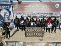 Momen Tentara Hamas Pulangkan Tiga Sandera Israel