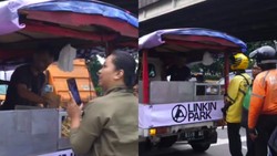 Jelang Konser di Jakarta, Linkin Park Bagi-bagi Tahu Bulat Gratis