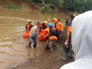 Mayat Pria Diduga Korban Banjir Maros Ditemukan Mengapung di Sungai Allaere