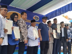 Video: Menteri Nusron Serahkan 5 SHGB Elektronik ke Warga Muara Angke Jakut