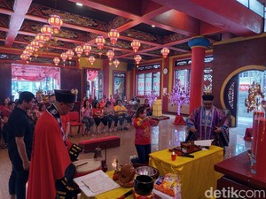 Melihat Ritual Tolak Bala di Kelenteng Liong Hok Bio Magelang