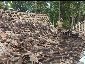 Nenek Tunanetra di Ngawi Selamat Saat Tertimpa Rumahnya yang Roboh